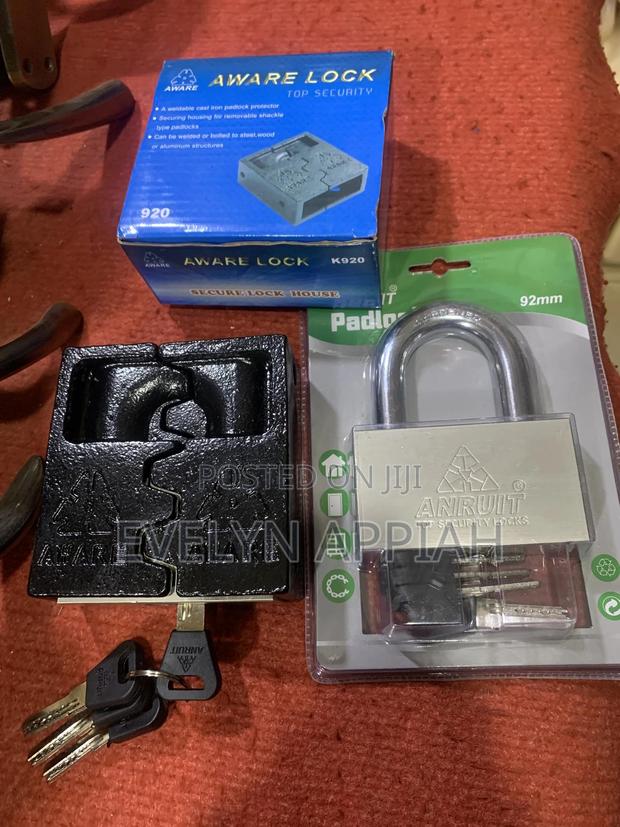 Welded Cast Iron Padlock Big Size · Photo 3