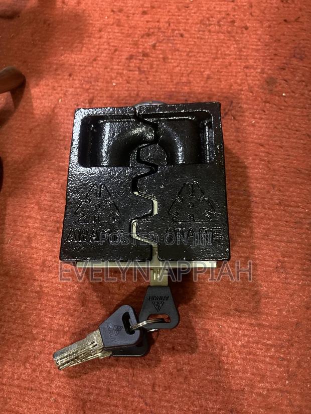 Welded Cast Iron Padlock Big Size · Photo 1