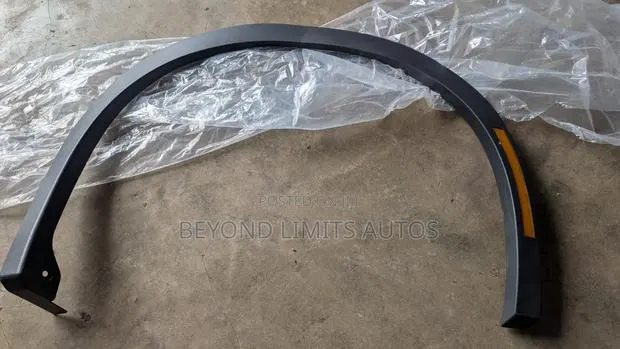 Mitsubishi Outlander 2022,2023,2024 Fender Moulding With Reflector · Photo 1