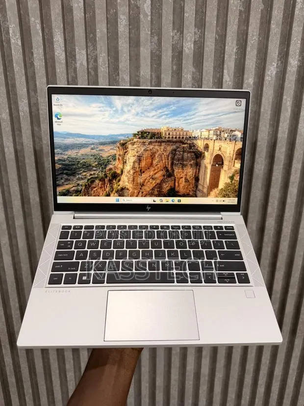 Laptop HP EliteBook 830 G7 8GB Intel Core i5 SSD 256GB · Photo 1
