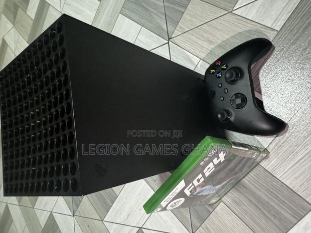 Microsoft Xbox Series X and FIFA 24 CD · Photo 2