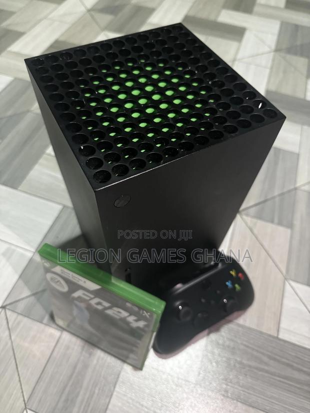 Microsoft Xbox Series X and FIFA 24 CD · Photo 4