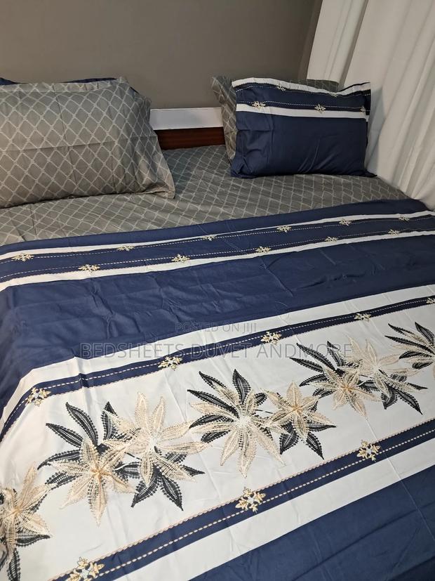 Flowered Bedsheet · Photo 3