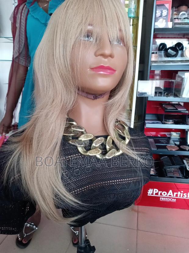 Brown French Cut Wig · Photo 3