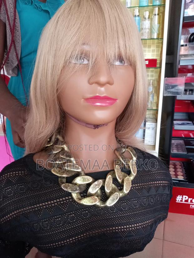 Brown French Cut Wig · Photo 4