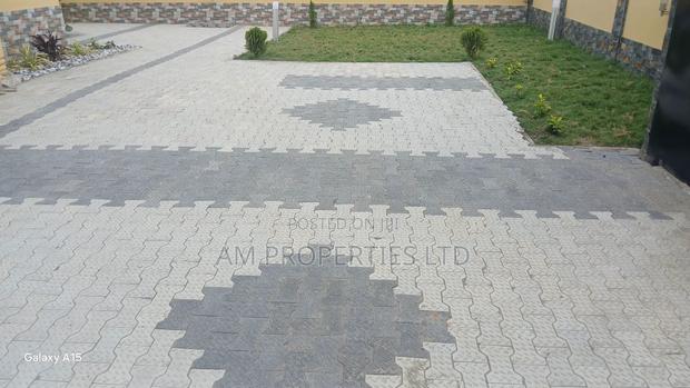 Best Deals on Quality Interlocking Pavement Blocks · Photo 1
