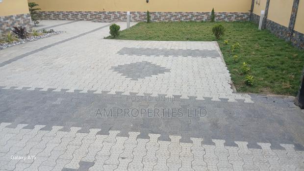 Best Deals on Quality Interlocking Pavement Blocks · Photo 2