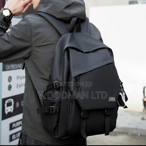 Large Capacity Unisex Backpack · Photo 2