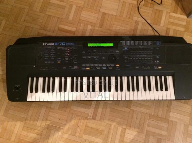 Roland E-70 Intelligent Synthesizer · Photo 2