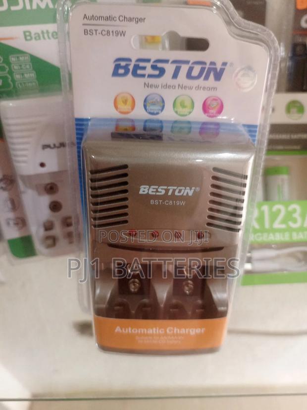 Charger for AA/AAA/9v · Photo 1