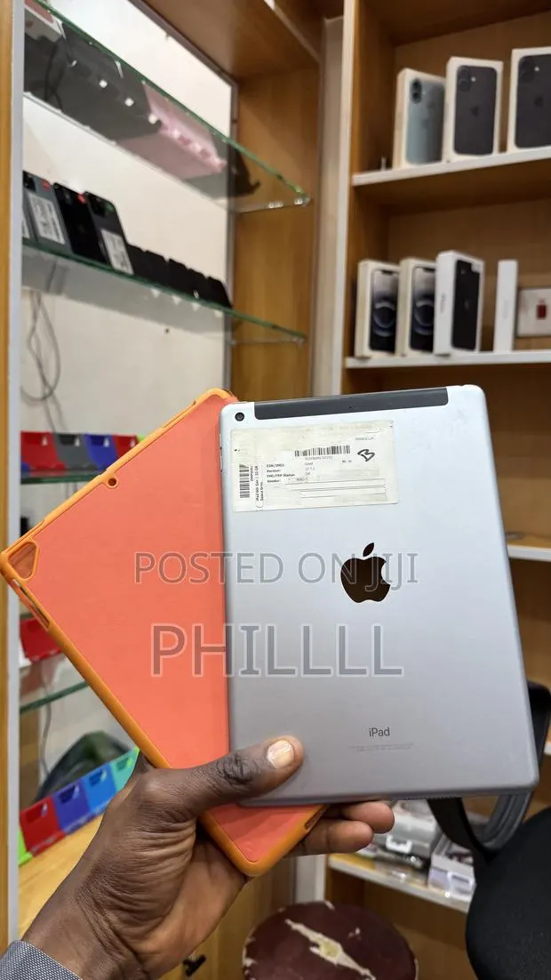 Apple iPad 9.7 32 GB Gray · Photo 1