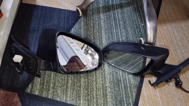 Toyota Vitz 2012 2013 2014 2015 Side Mirror With Light · Photo 1