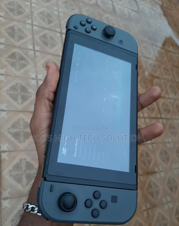 Nintendo Switch Available With Games FC 25 More · Photo 1