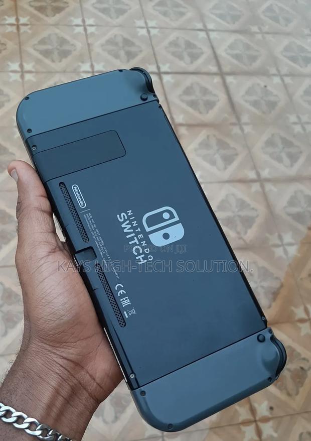 Nintendo Switch Available With Games FC 25 More · Photo 2