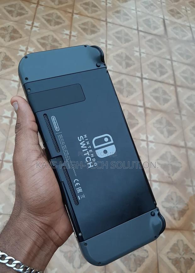 Nintendo Switch Available With Games FC 25 More · Photo 3