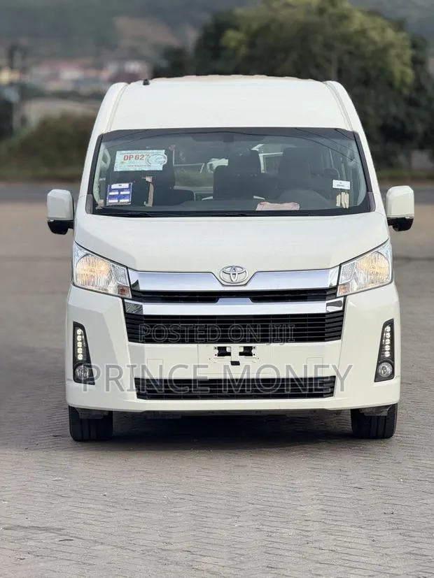 Toyota HiAce 2023 White · Photo 1