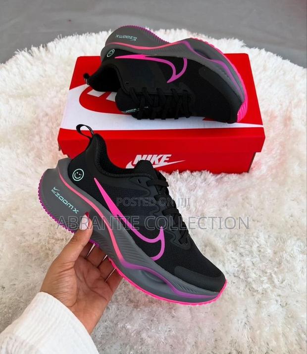 Nike Air Zoom Sneaker · Photo 2