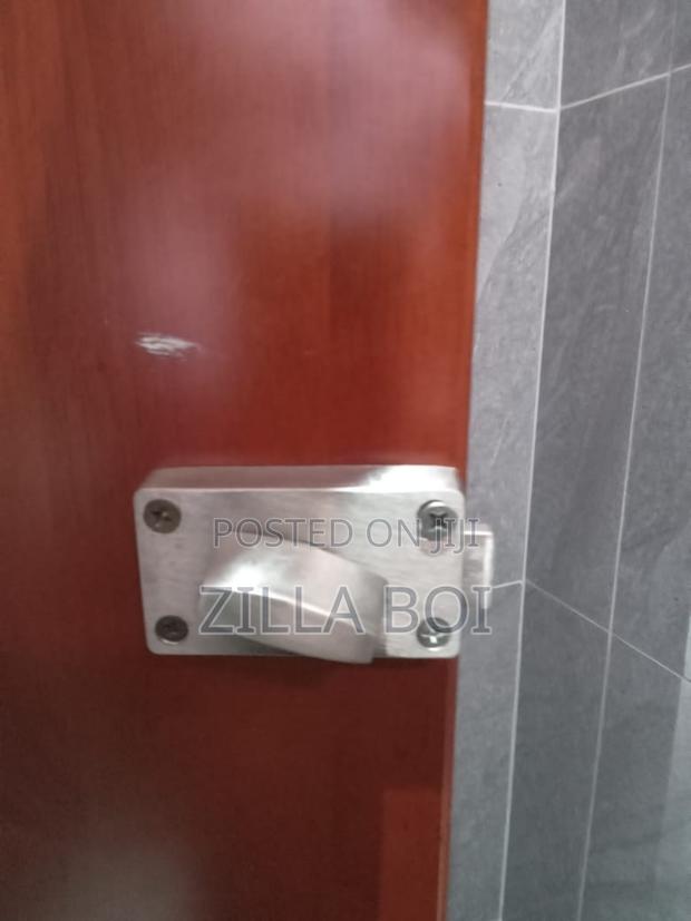 Indicator Toilet Lock · Photo 3
