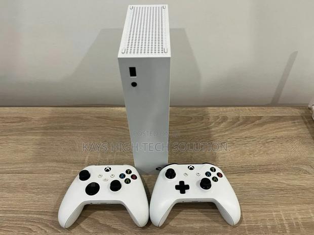 Xbox Series S Available With 2 Controllers, Fc 27 Hot Games · Photo 2