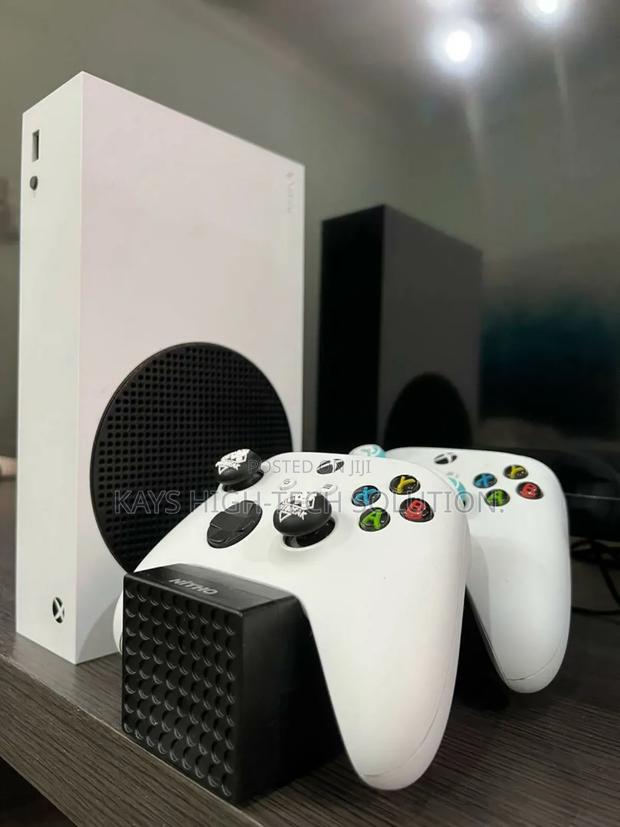 Xbox Series S Available With 2 Controllers, Fc 27 Hot Games · Photo 1