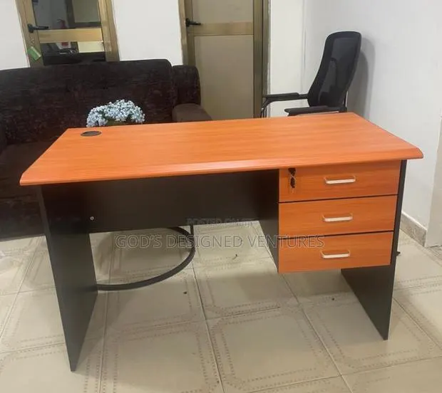Strong and Durable Office Table · Photo 1