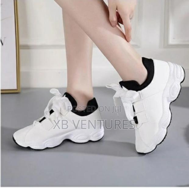 Ladies Breathable Antiskid
Sneakers · Photo 2