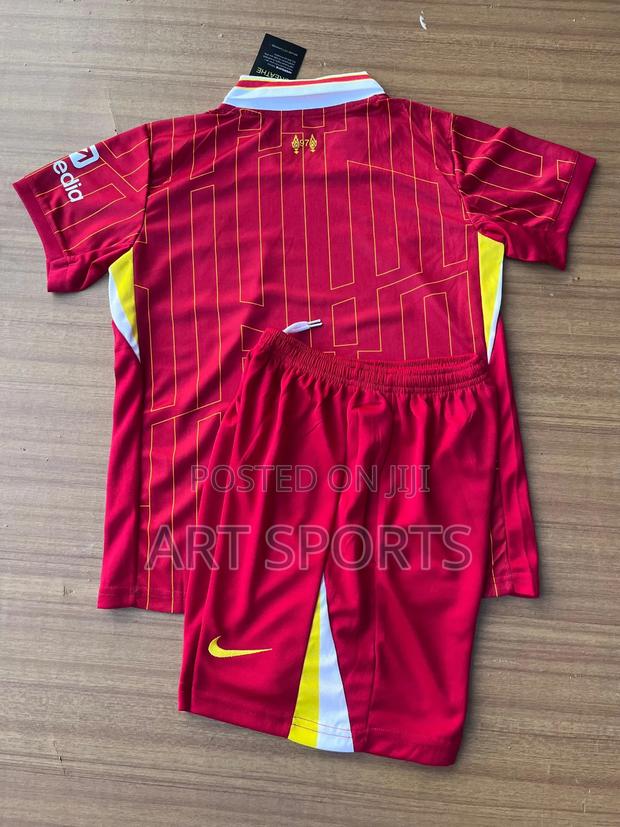 24 / 25 Liverpool Home Kids Jersey · Photo 2
