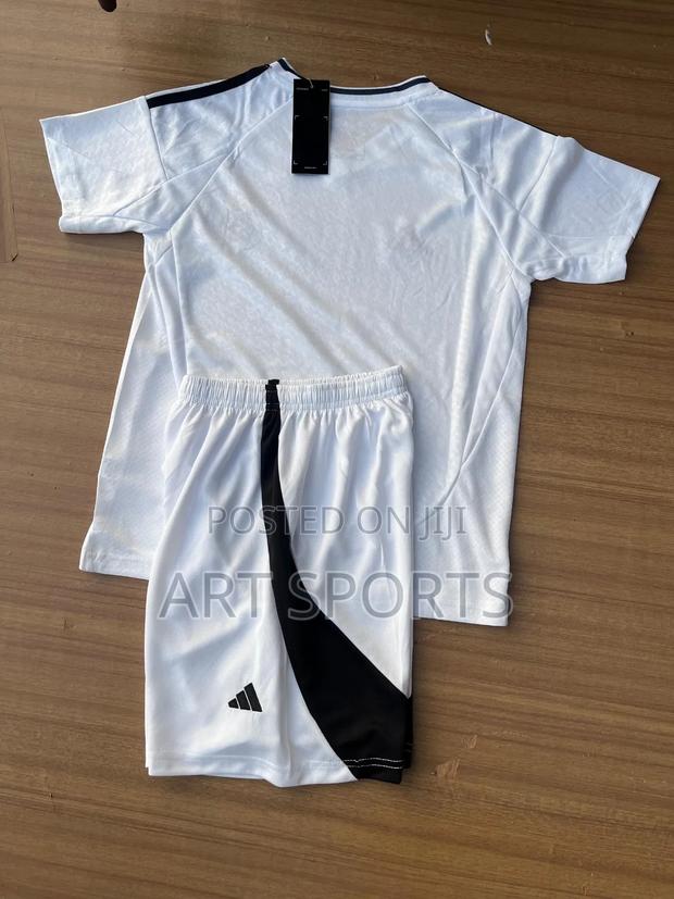24 / 25 Real Madrid Home Kids Jersey · Photo 2