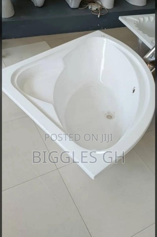 Corner Fiber Bathtub · Photo 1