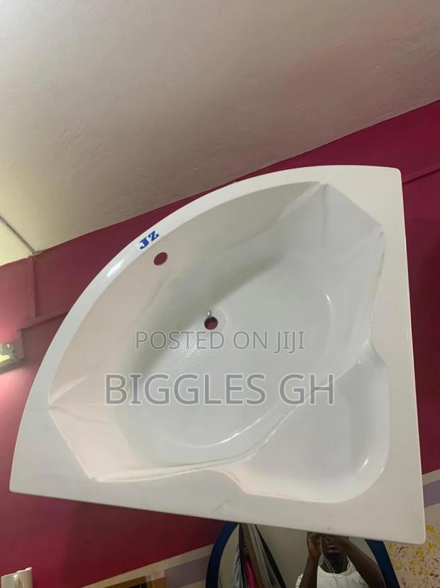 Corner Fiber Bathtub · Photo 2