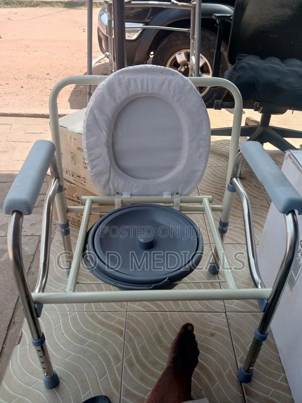 Commode Chair · Photo 1