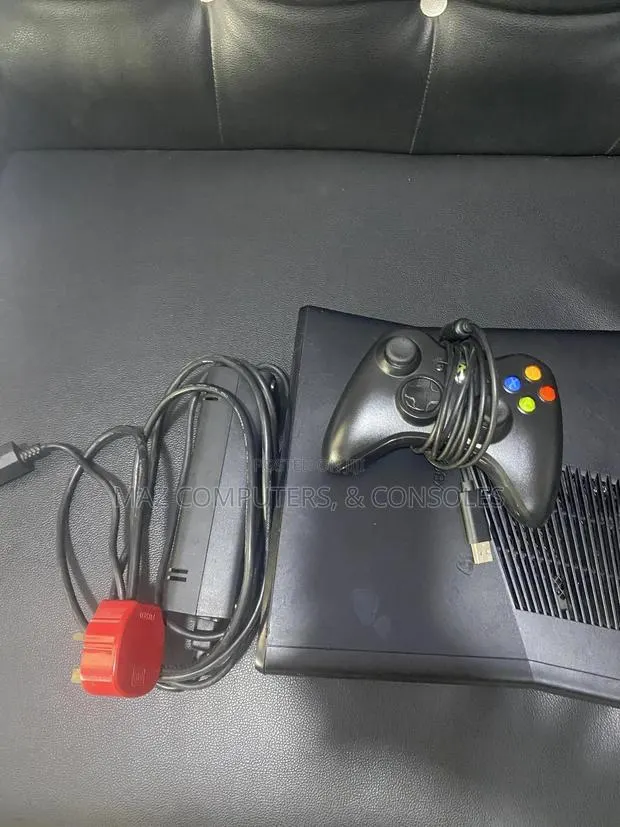 Xbox 360 Slim With 9 Games and a Controller · Photo 1