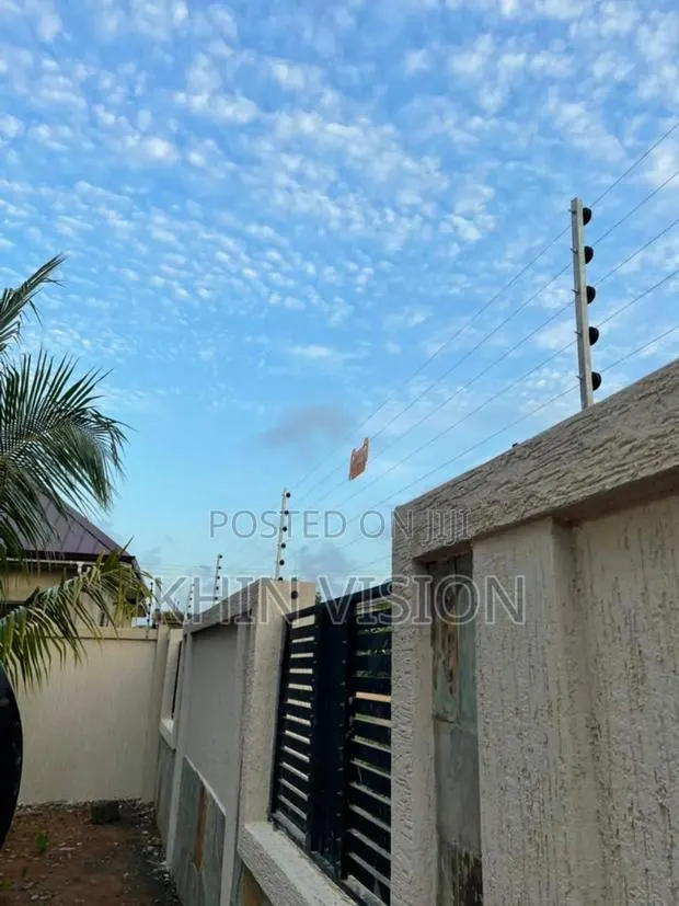 Electric Fence Installation and Troubleshooting · Photo 1