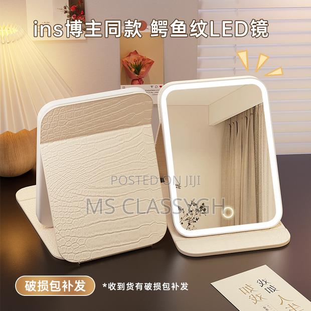 Makeup Mirror LED Light High-Grade Leather Mirror Home Deskt · Photo 1