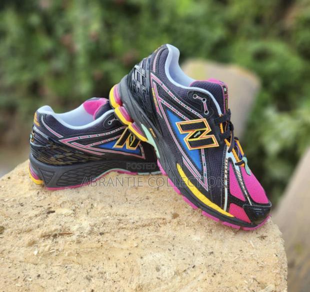 New Balance 1906 Neon Night · Photo 2