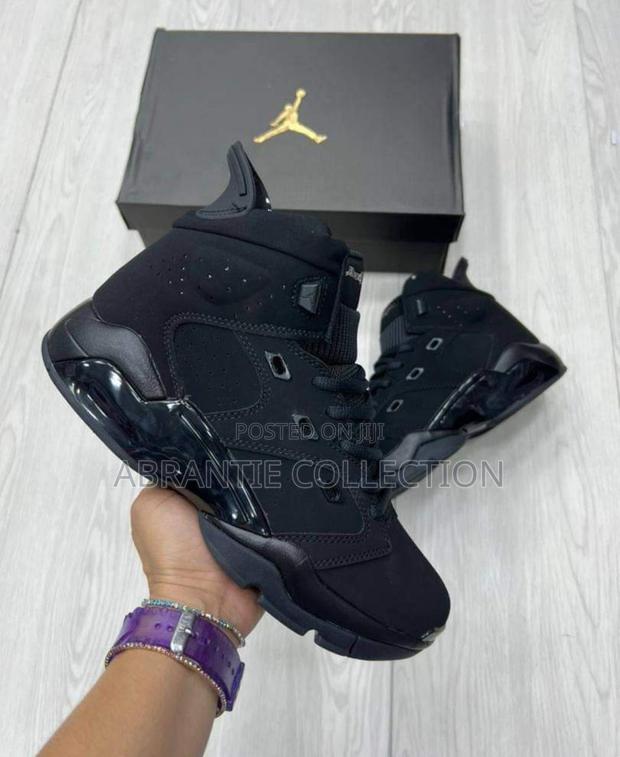 Air Jordan Retro 6 All Black · Photo 2