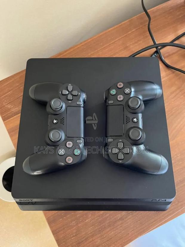 Playstation 4 Slim Jailbreak, 2 Controllers 18 Games · Photo 1