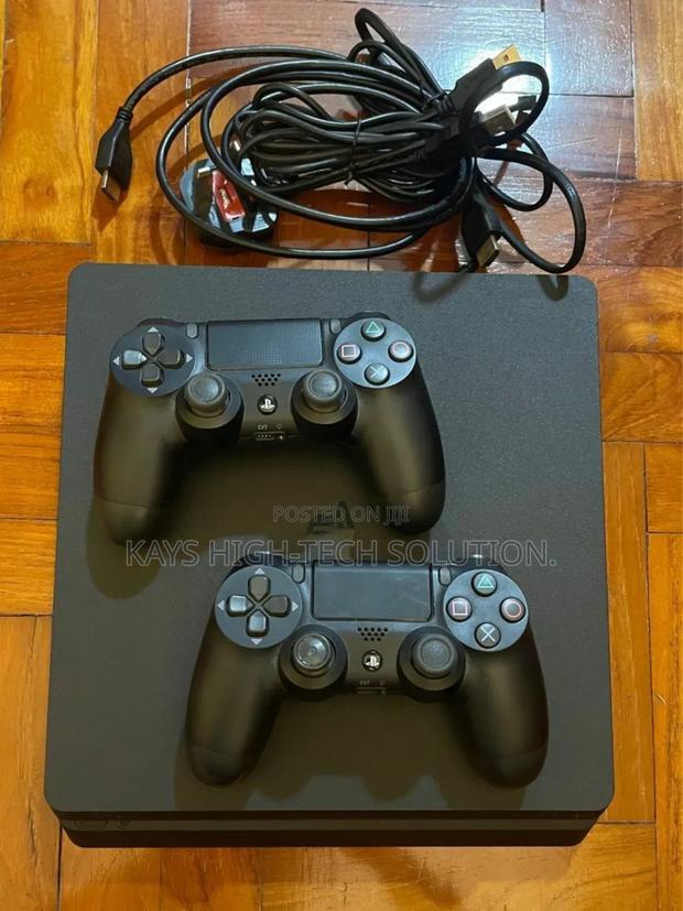 Playstation 4 Slim Jailbreak, 2 Controllers 18 Games · Photo 2