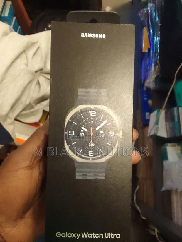 Samsung Galaxy Watch Ultra Titanium Silver · Photo 2