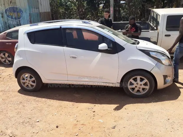 Chevrolet Spark 2012 White · Photo 1