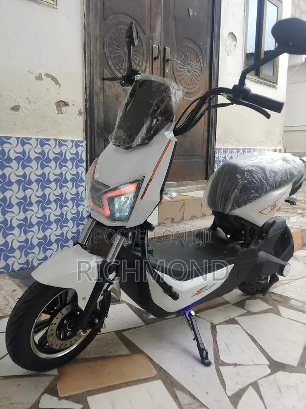 Motorcycle 2026 White · Photo 1