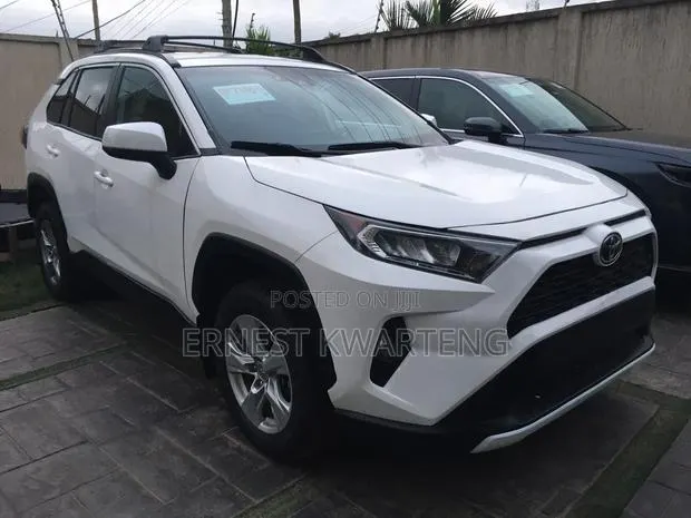 Toyota RAV4 LE 2021 White · Photo 1