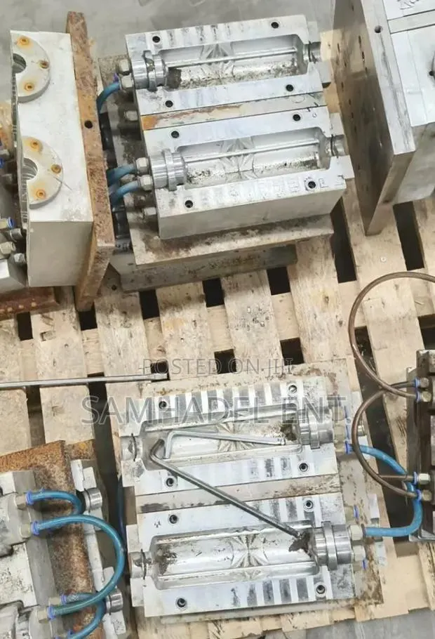 P.E.T,PET Bottle Blowing Moulds · Photo 2