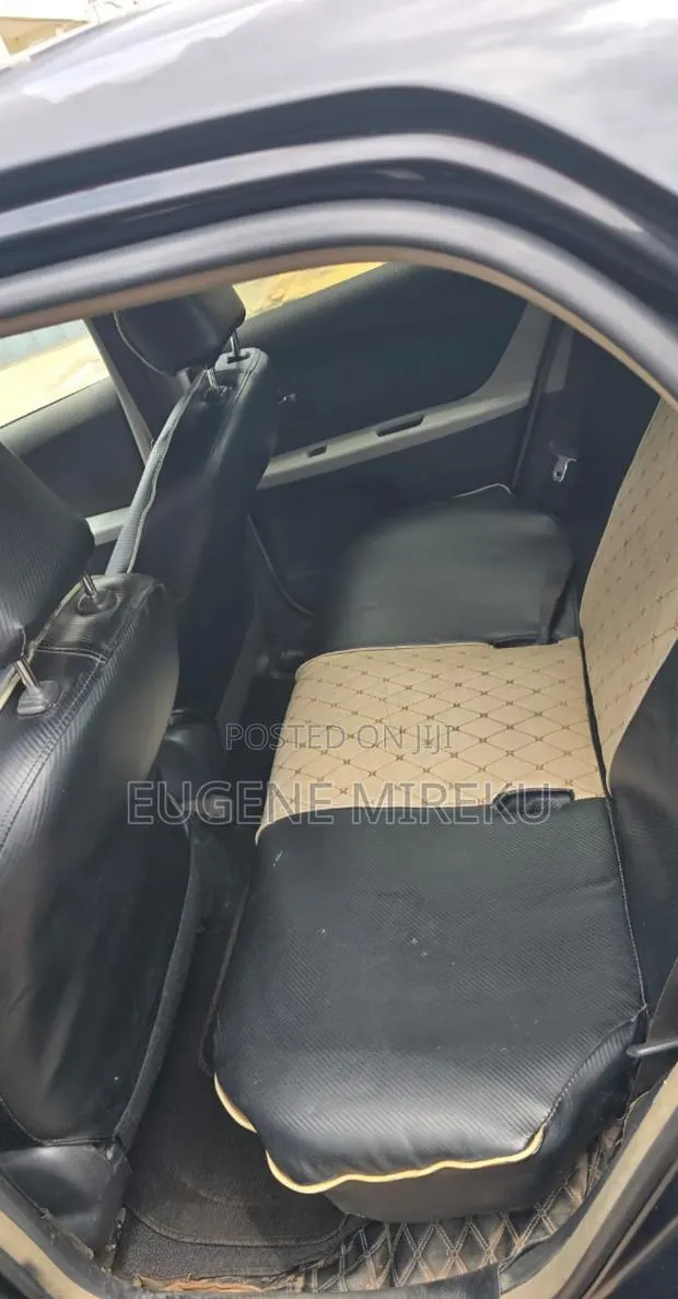 Toyota Vitz 2010 Black · Photo 2