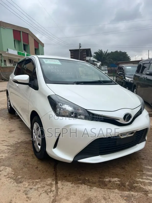 Toyota Vitz 2015 White · Photo 1