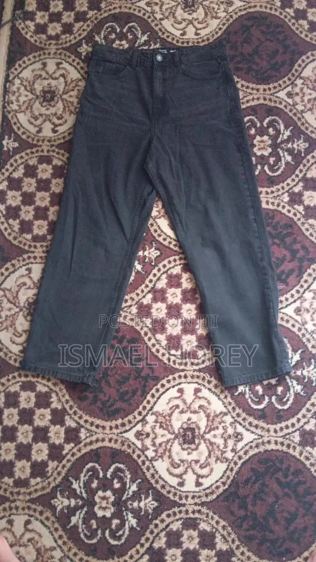 Dark Jeans · Photo 1