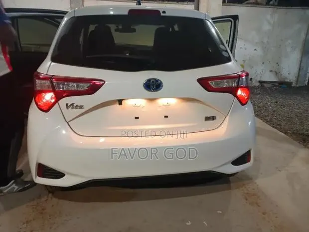 Toyota Vitz 1.5 FWD Hybrid 5dr 2019 White · Photo 1