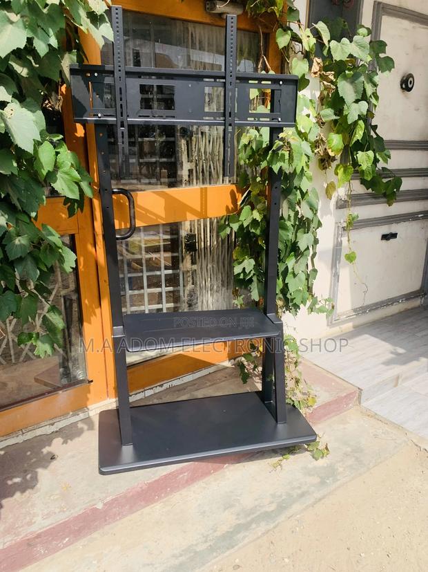 Heavy Duty Mobile Tv Stand With Rollable Tyres Under · Photo 1