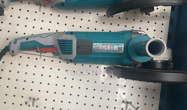 TOTAL Angle Grinder 2600W · Photo 1