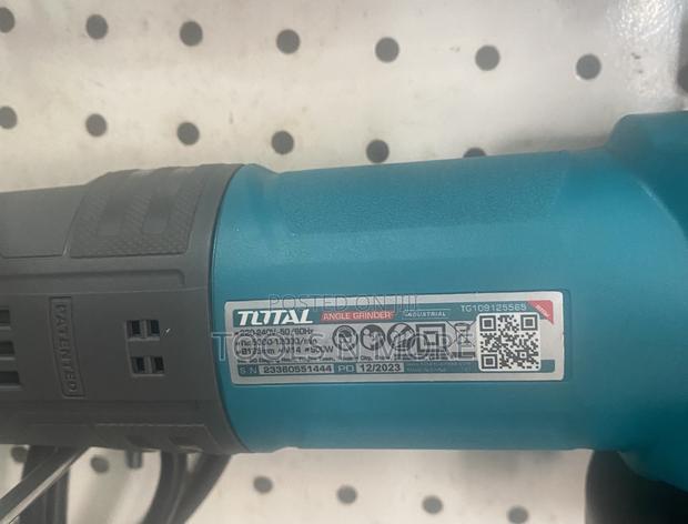 TOTAL Angle Grinder 900W · Photo 2